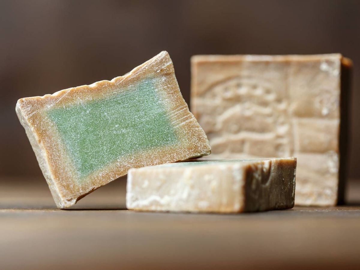 Cada pieza de jabón de Alepo se corta y sella a mano como dicta la tradición ancestral.