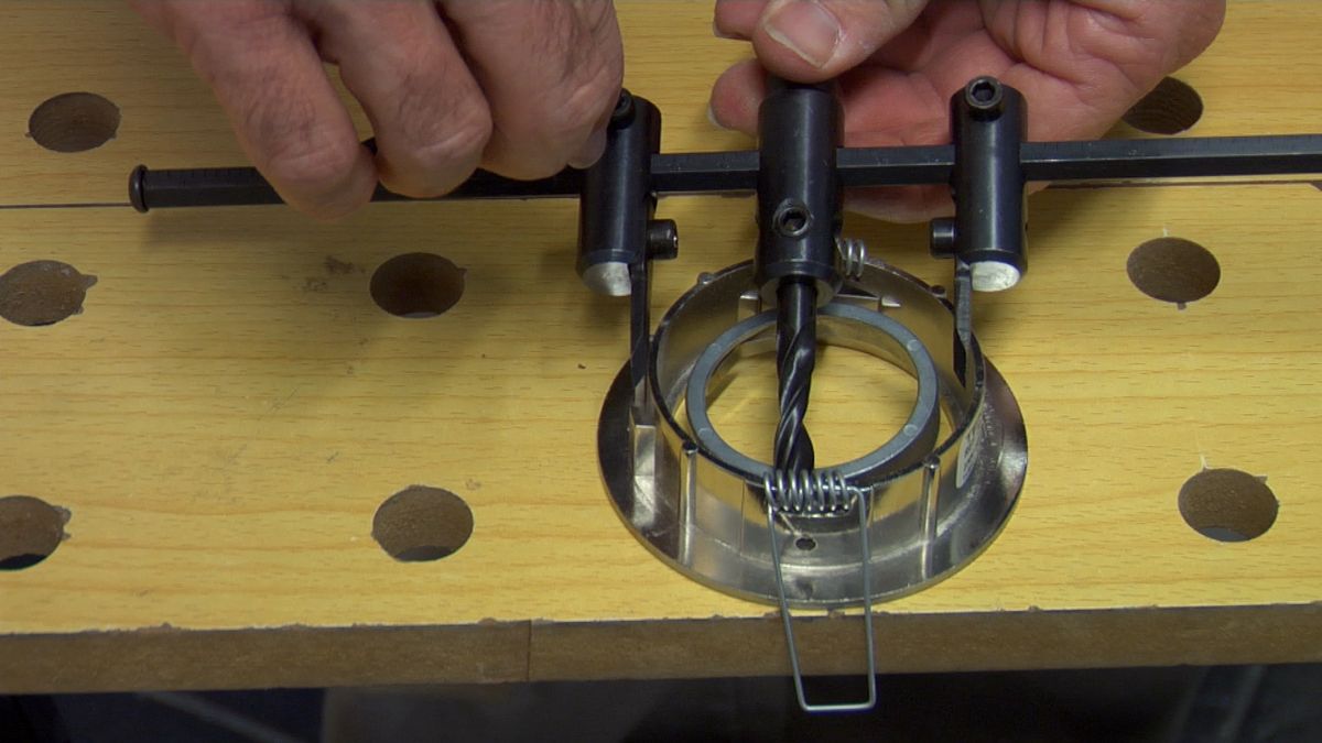 Cómo hacer agujeros en un falso techo paso 6