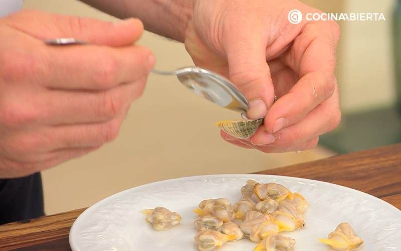 Limpia los berberechos retirándoles las conchas