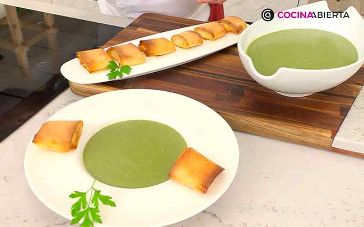 Sirve la crema de borraja y acompaña con bricks de queso