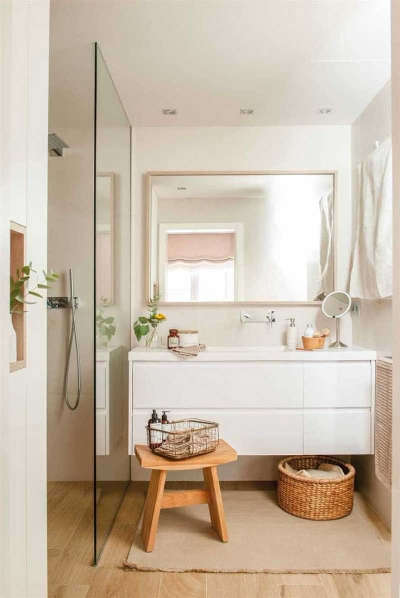 Baño pequeño con espejo grande.
