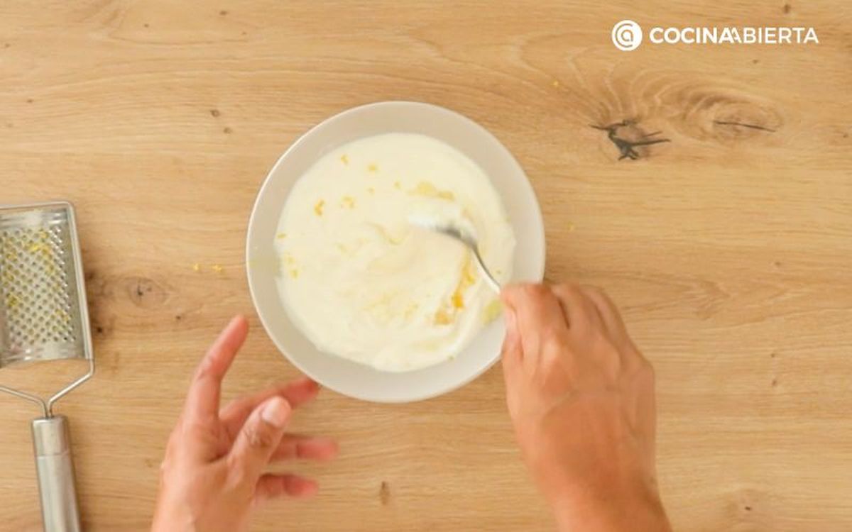 Ralla la piel de un limón sobre el yogur