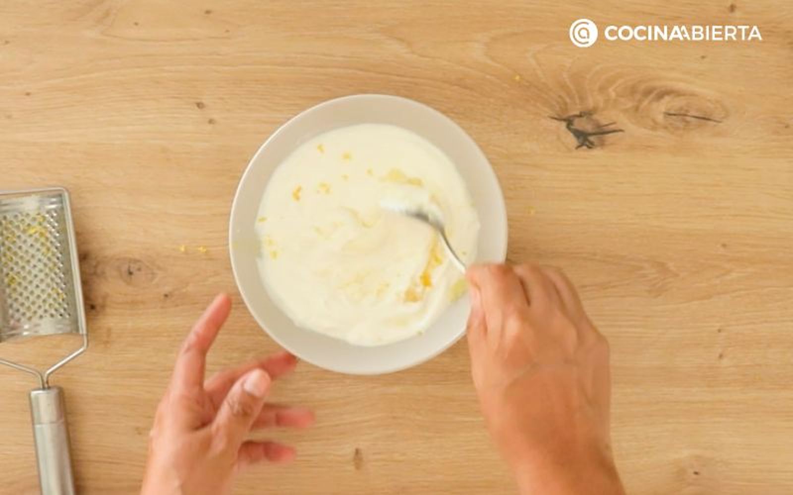 Ralla la piel de un limón sobre el yogur