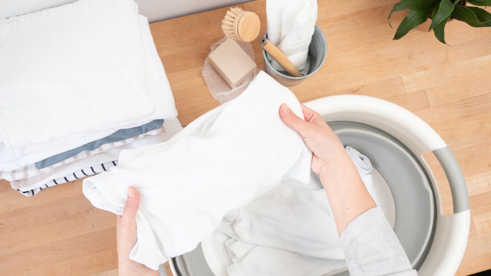 Aplicar trucos caseros eliminará las manchas de sudor de la ropa blanca.