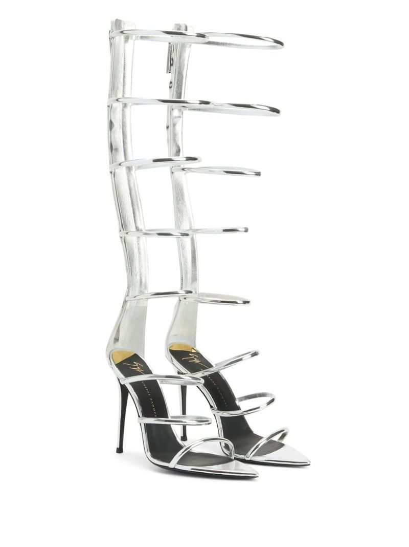 Sandalia plateada con tacón tipo gladiador de Giuseppe Zanotti
