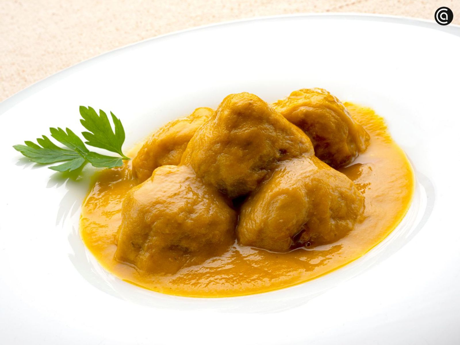 Un plato de albóndigas caseros para compartir con la familia