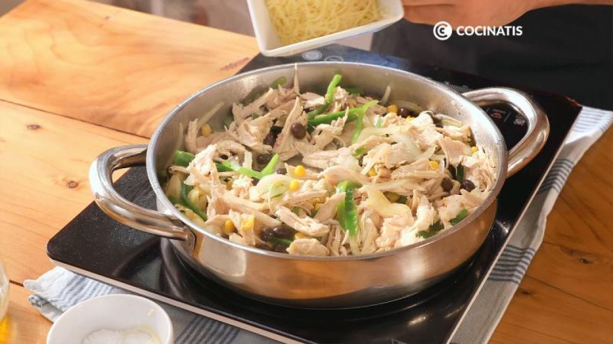 Añade el pollo a las verduras