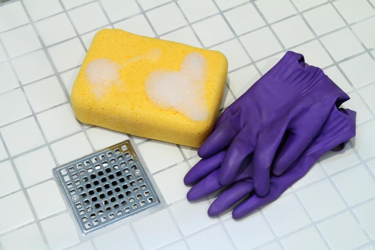 Una mezcla de vinagre y bicarbonato será suficiente para limpiar el desagüe de la ducha