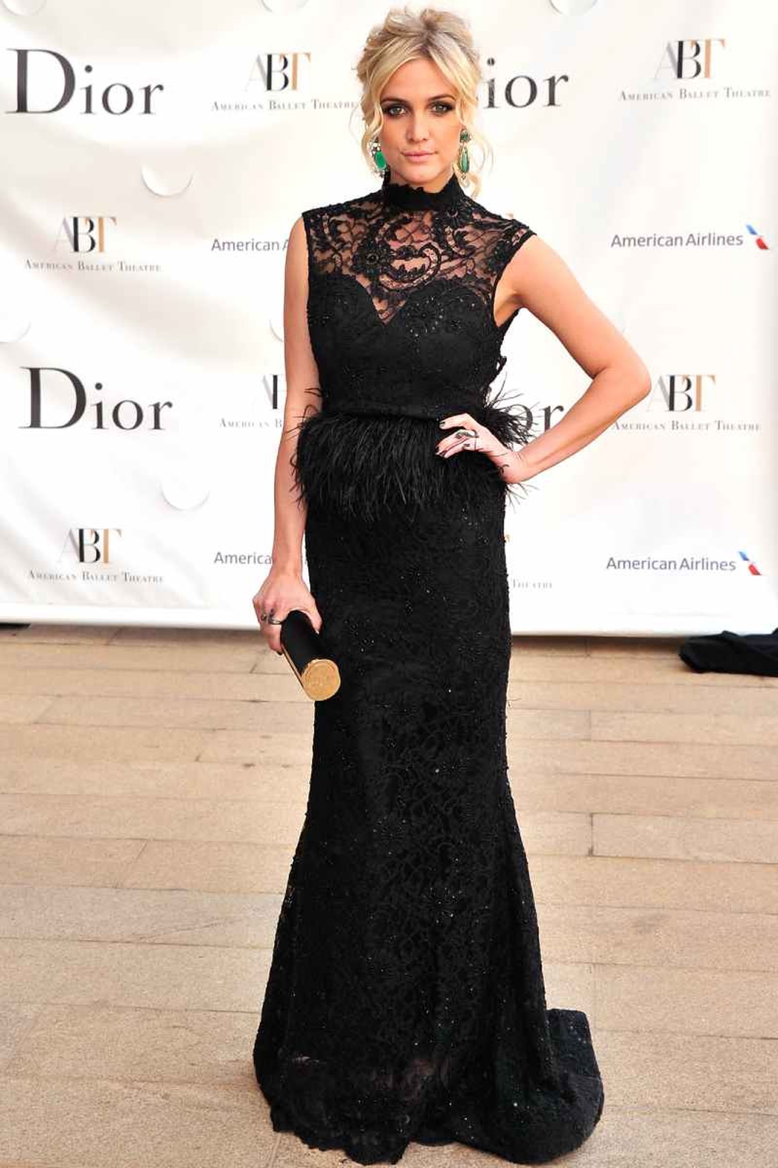 Vestido negro largo con escote de encaje