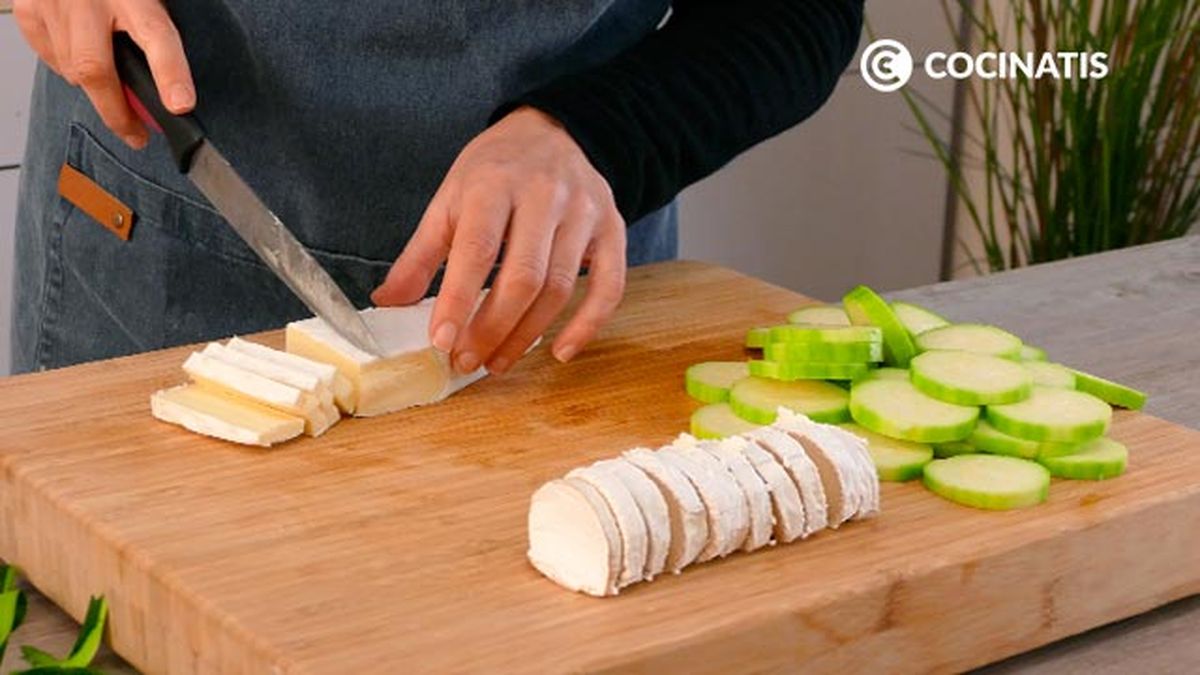 Receta de pechuga de pollo rellena al horno (pechuga Hasselback)  paso 1