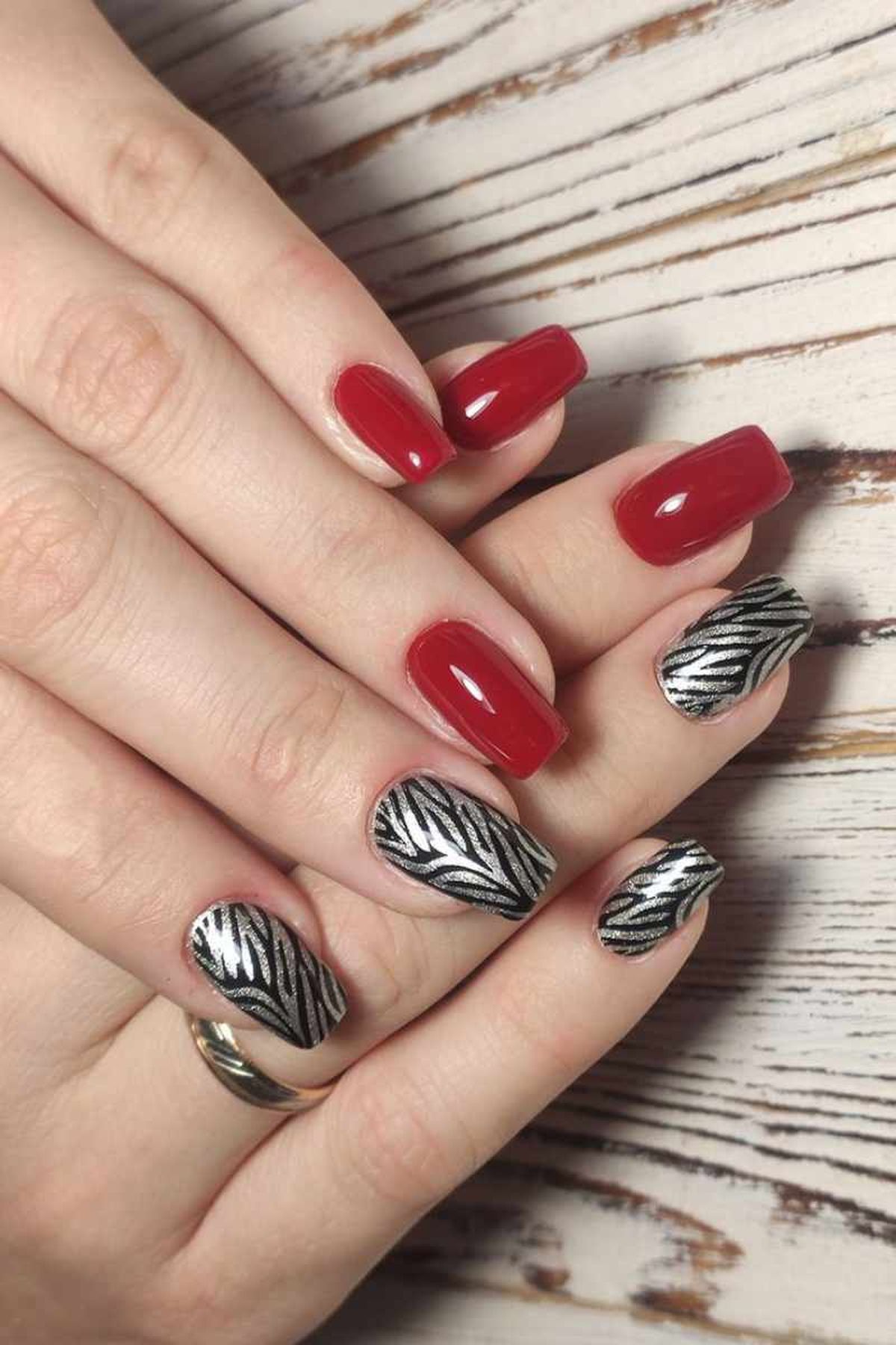 Manicura roja combinada con uñas de cebra con efecto metalizado
