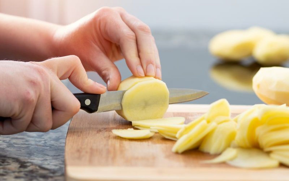Corta las patatas del mismo tamaño para evitar que alguna quede cruda