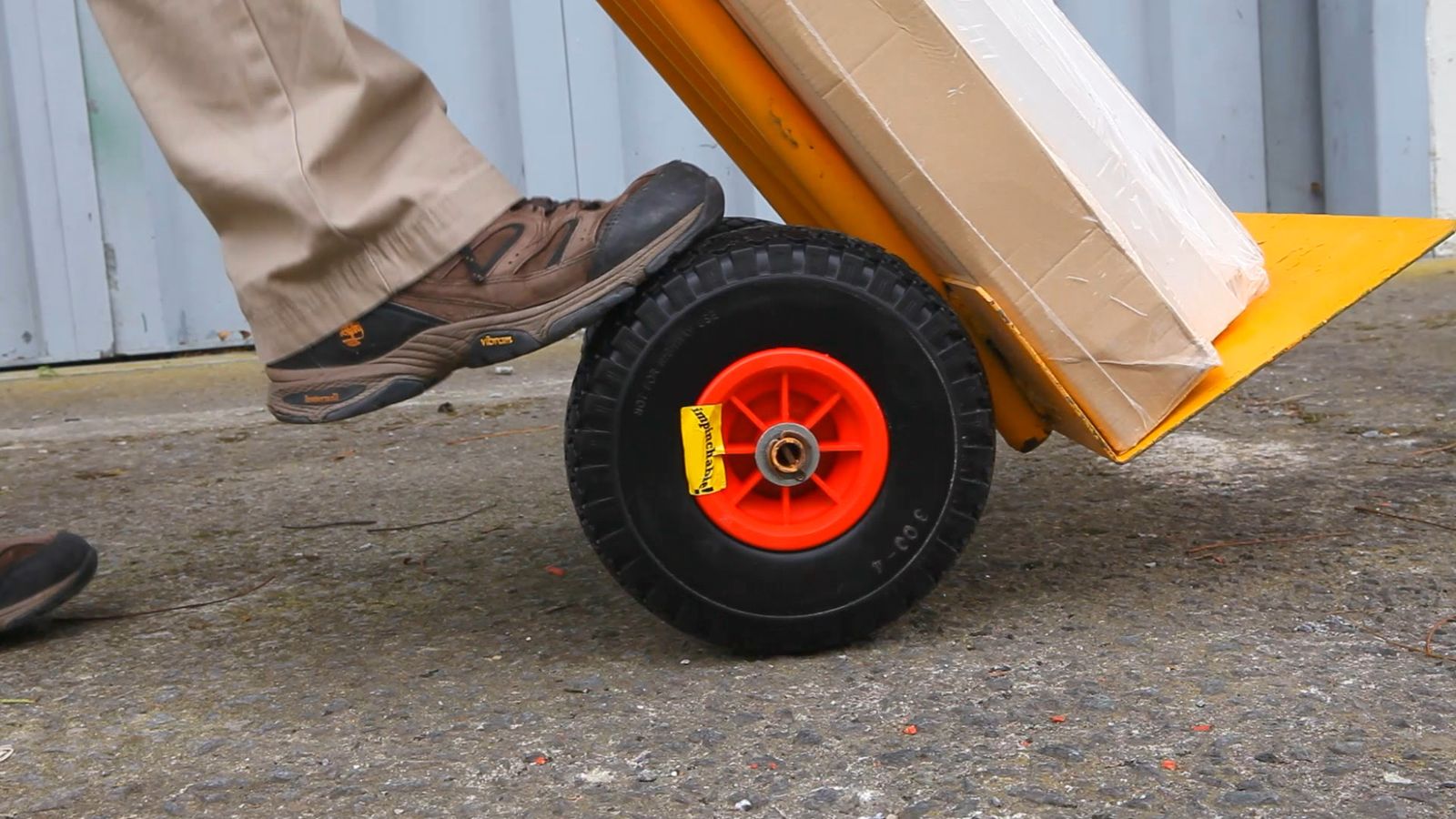 Cambiar ruedas a carretilla de mano de almacén paso 1