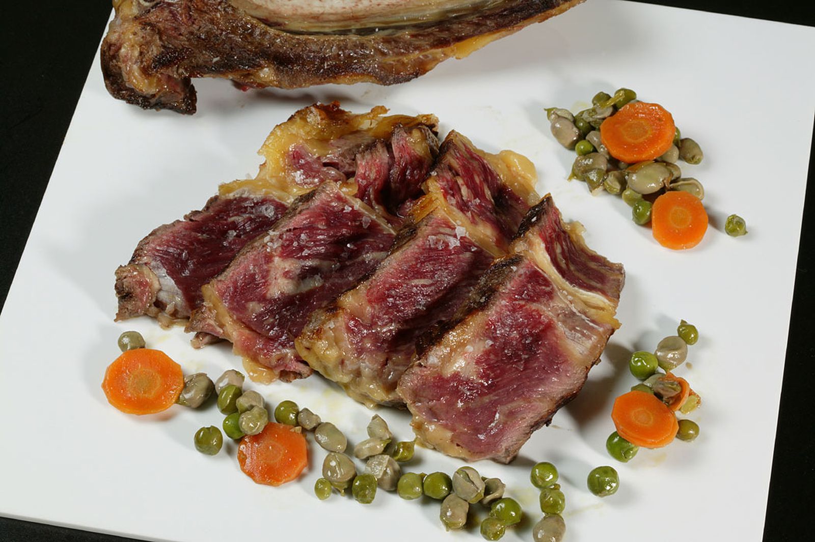 Chuletón con guarnición jardinera