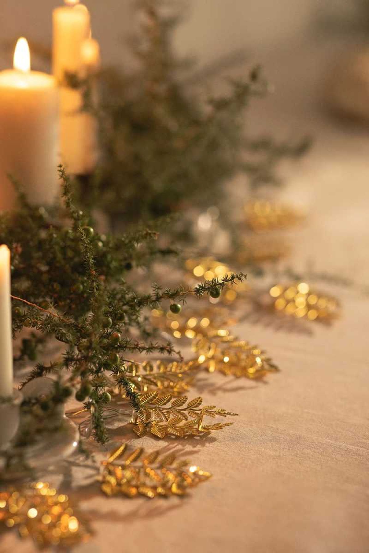 Guirnalda luminosa dorada con forma de hojas Enves.