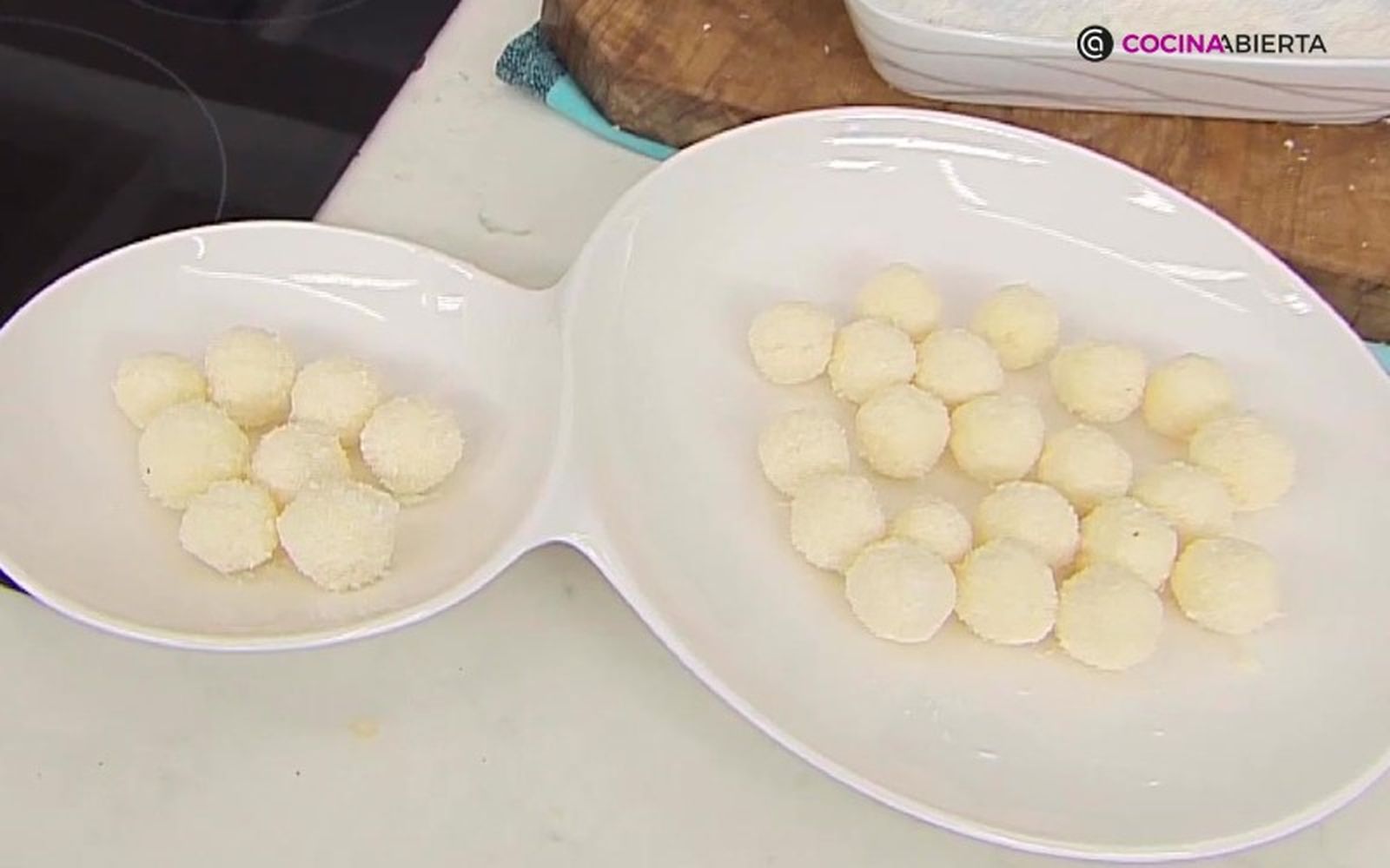 Sirve las bolitas de coco en una fuente y sorprende a tus invitados
