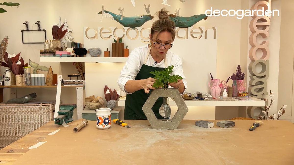 Manualidad con cemento para reutilizar una bombilla.