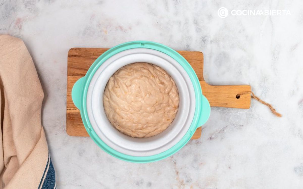 Vierte la mezcla en el recipiente