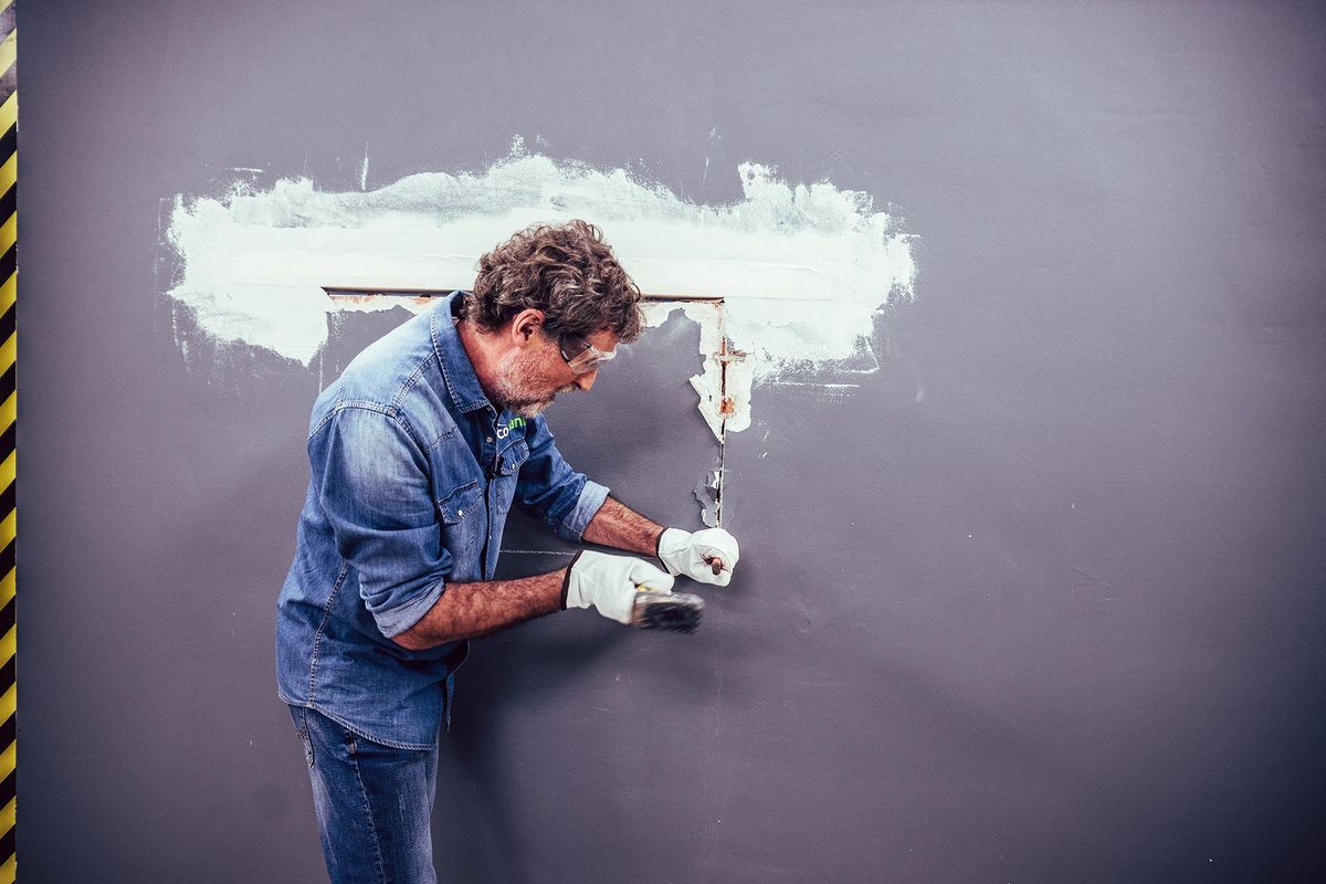 Cómo abrir un pasaplatos en la pared paso 4