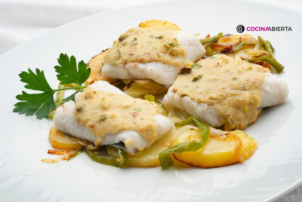 Merluza jugosa con patatas panaderas y crujiente de pistachos