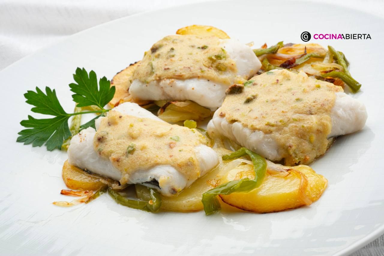 Merluza jugosa con patatas panaderas y crujiente de pistachos