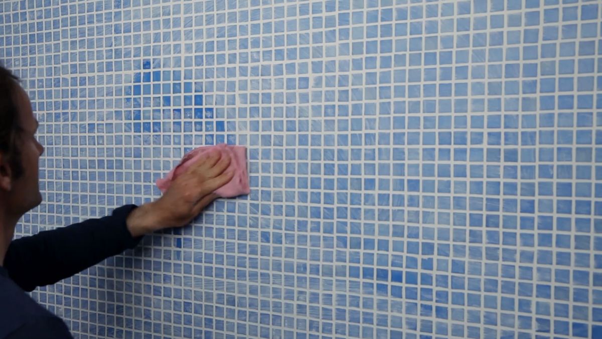 Cómo arreglar baldosas de piscina paso 8