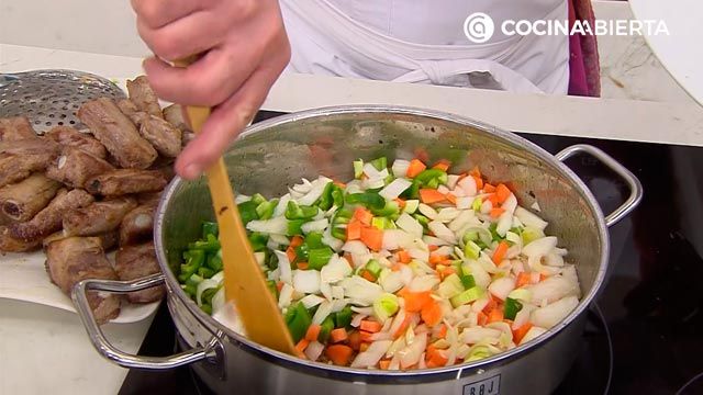 guiso de costilla de cerdo con patatas y verduras  receta karlos arguinano karl67450321 paso2