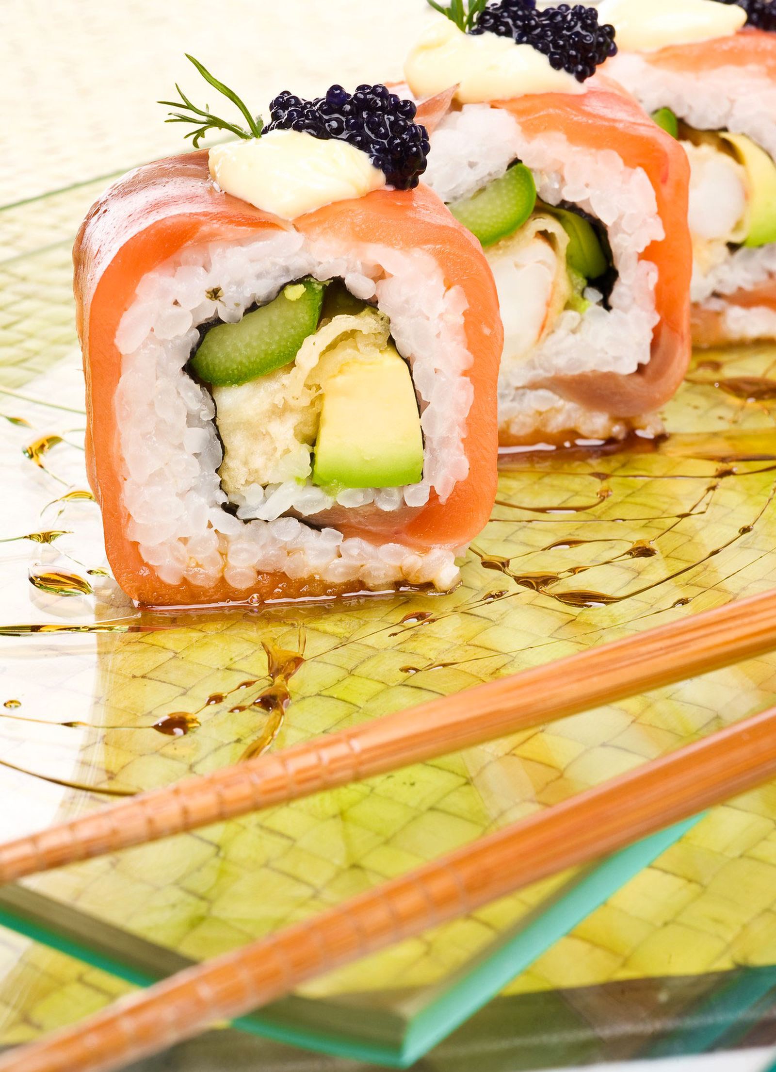 Roll de tempura de langostinos envuelto en salmón ahumado