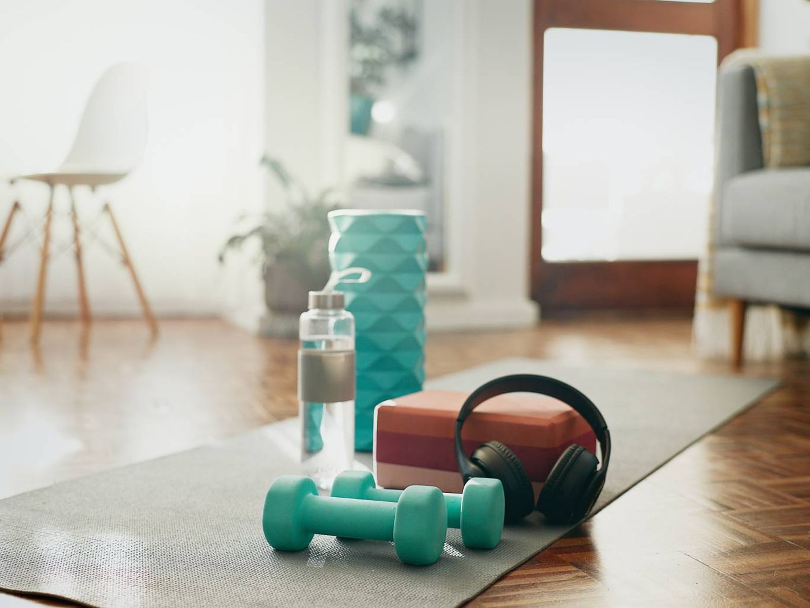 Puedes destinar un rincón de casa para entrenar con mancuernas.