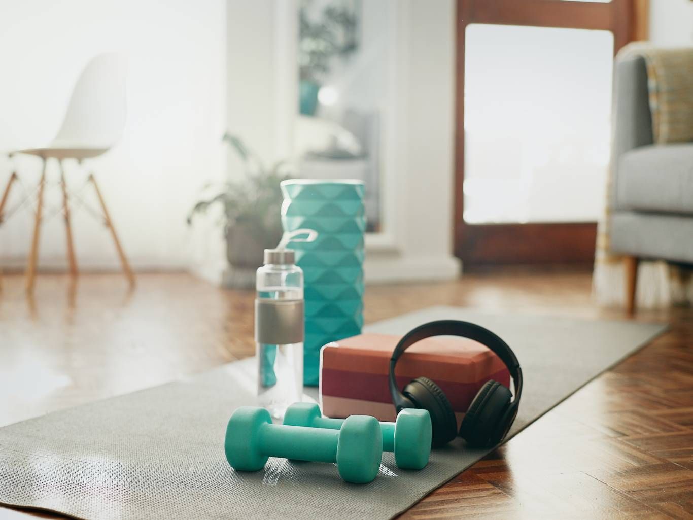 Puedes destinar un rincón de casa para entrenar con mancuernas.