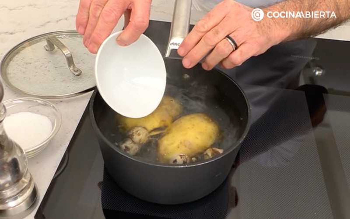 Cuece los huevos de codorniz