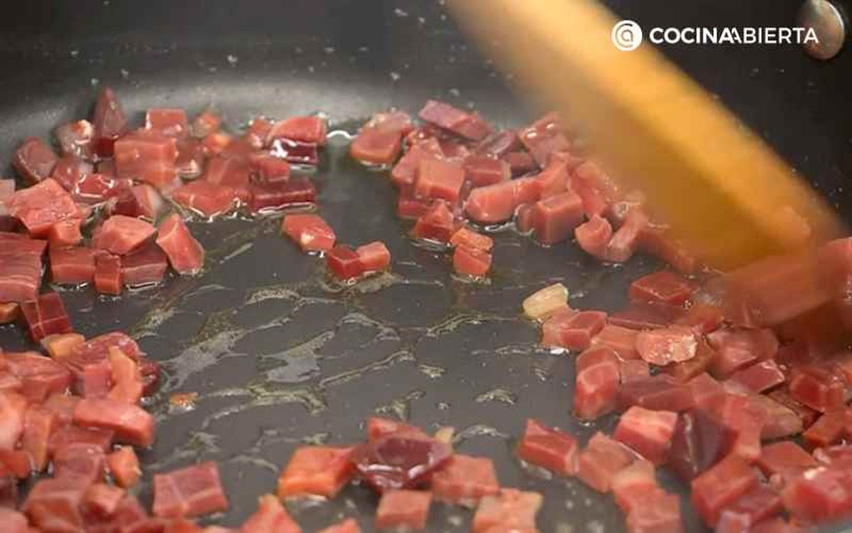 Saltea el jamón serrano y reserva