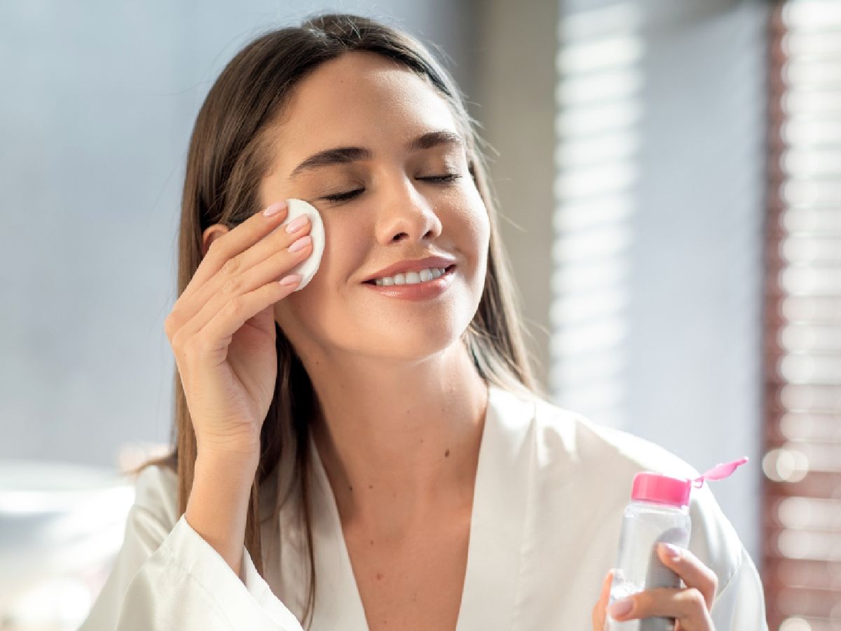 Limpieza facial con agua micelar