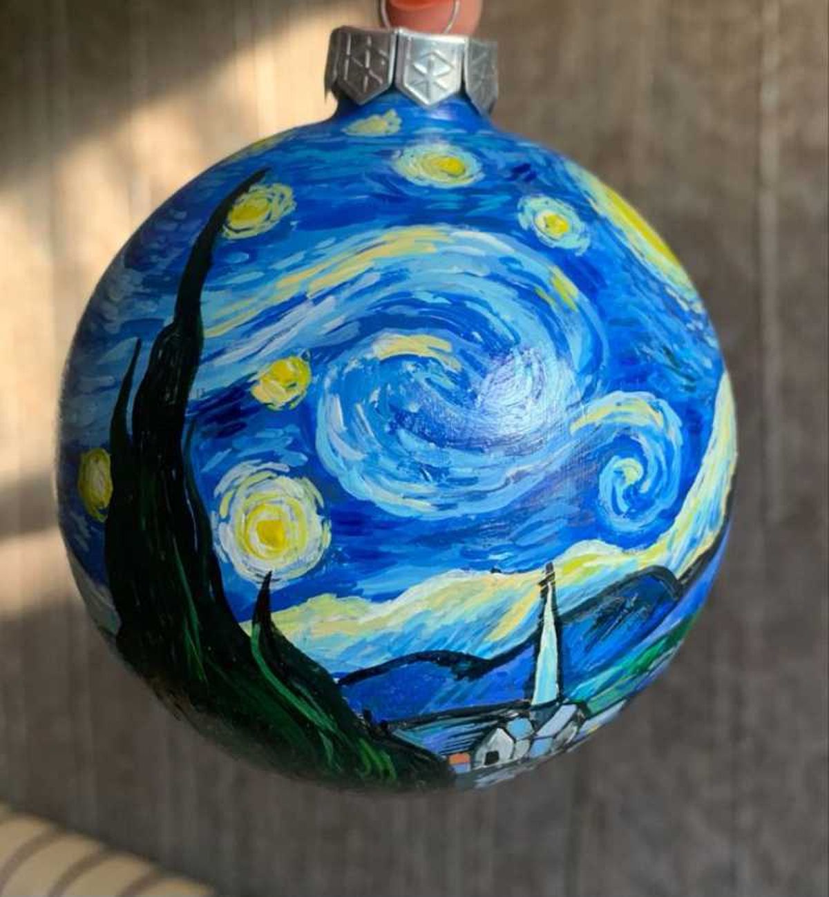 Bola de Navidad con La noche estrellada de Van Gogh. / Pinterest MyPittura