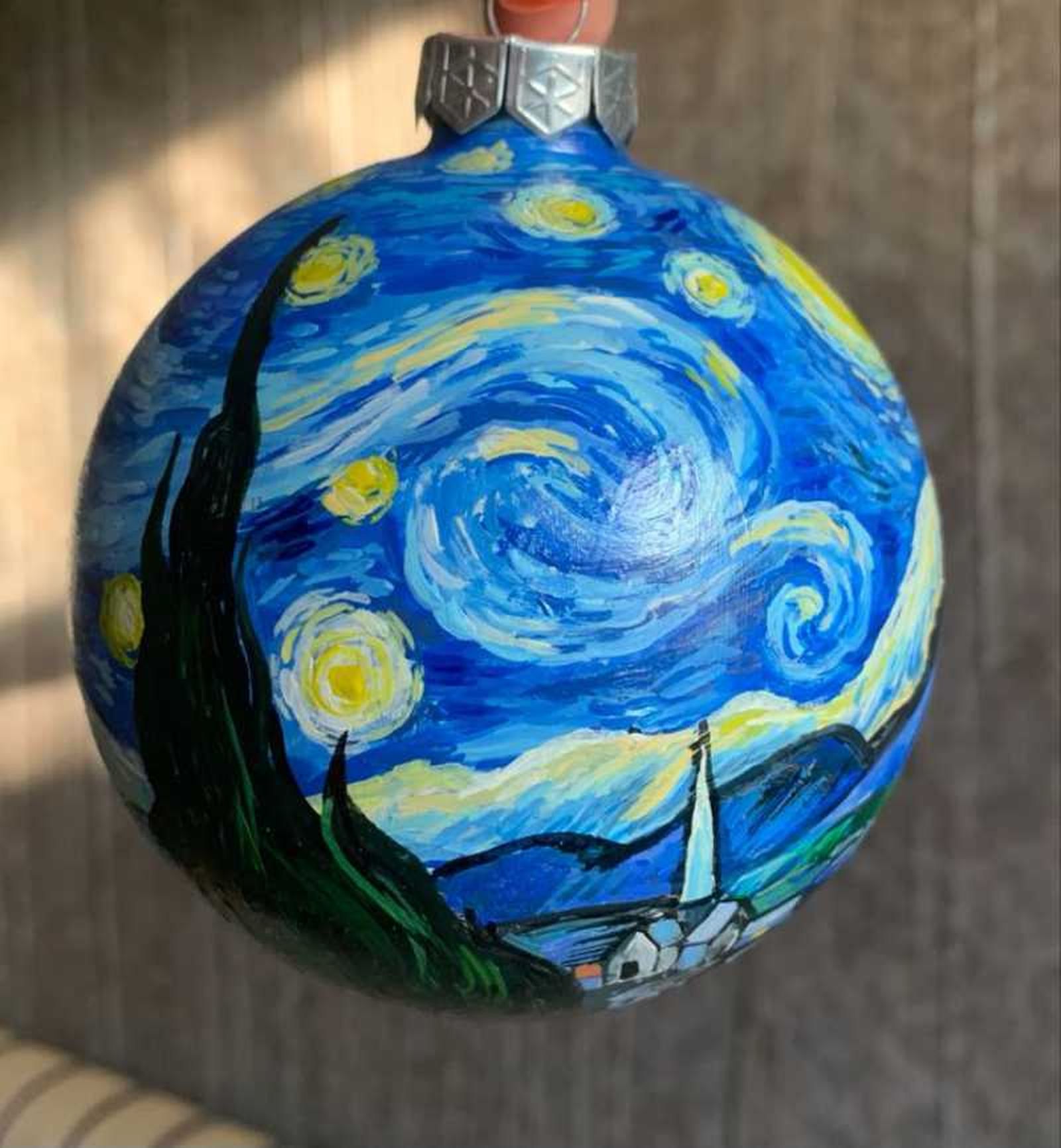 Bola de Navidad con La noche estrellada de Van Gogh. / Pinterest MyPittura