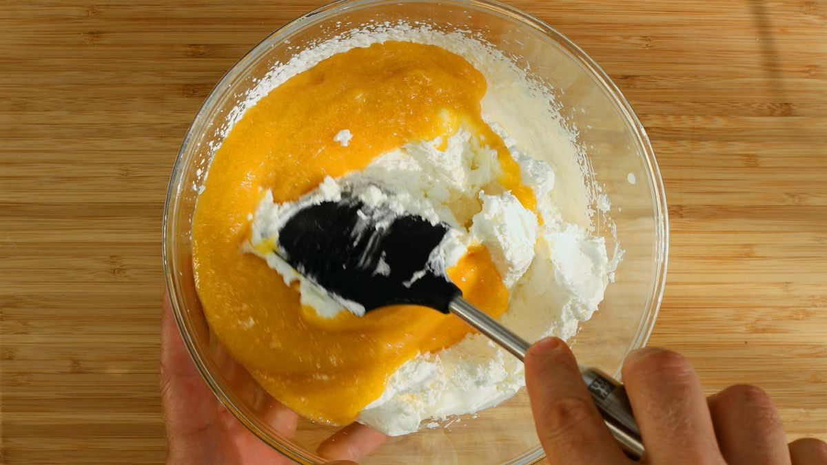 Receta de mousse de melocotón con nata   paso 5
