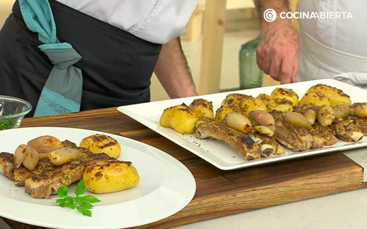 Sirve las costillas de cerdo al horno con patatas y chalotas