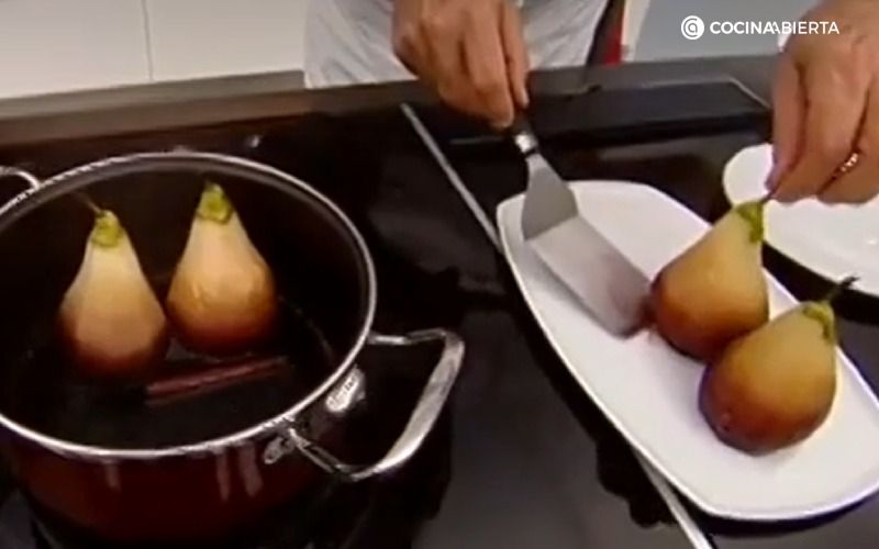 Cuando estén bien cocidas, saca las peras a una fuente