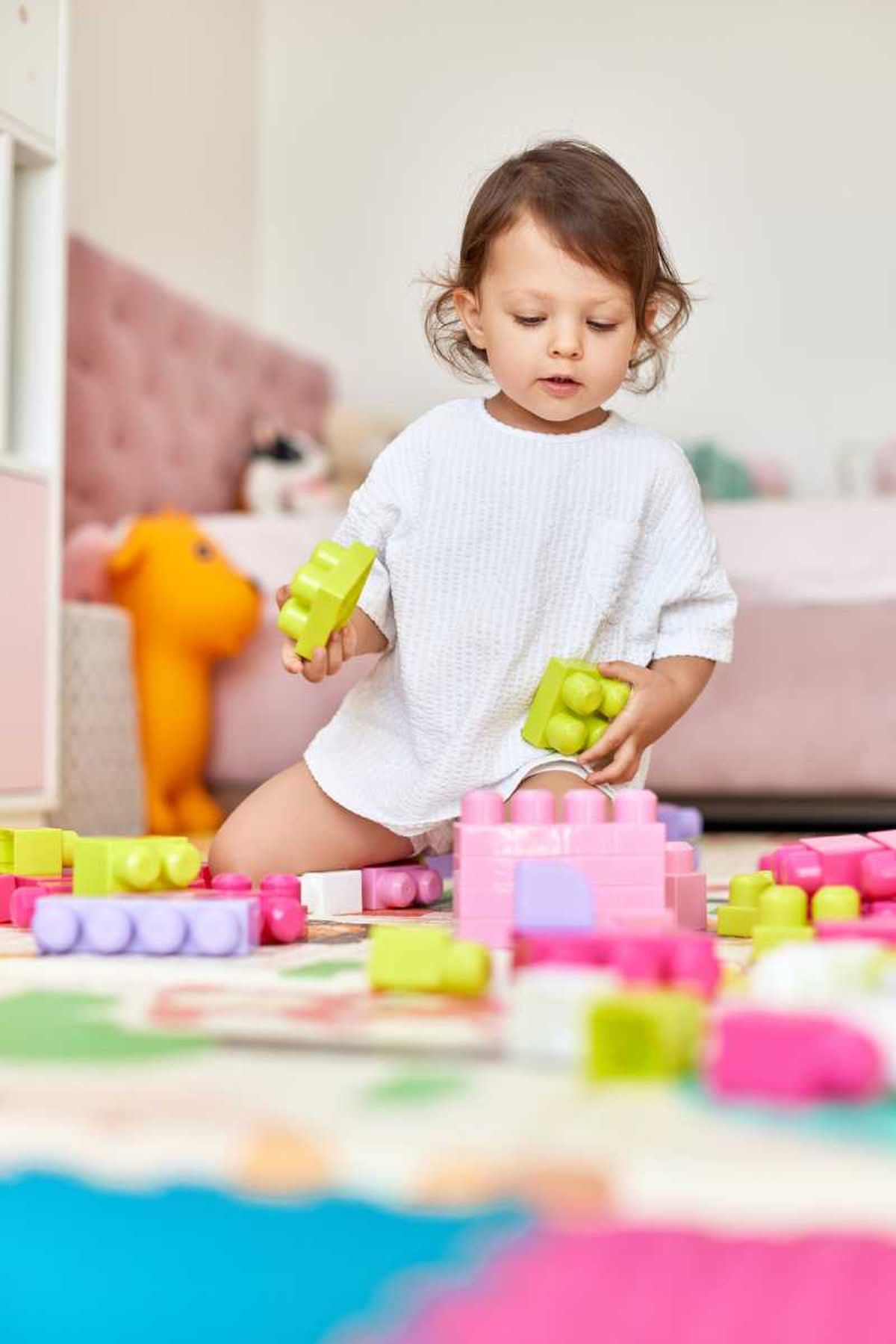 Niña jugando sobre un suelo vinílico infantil.