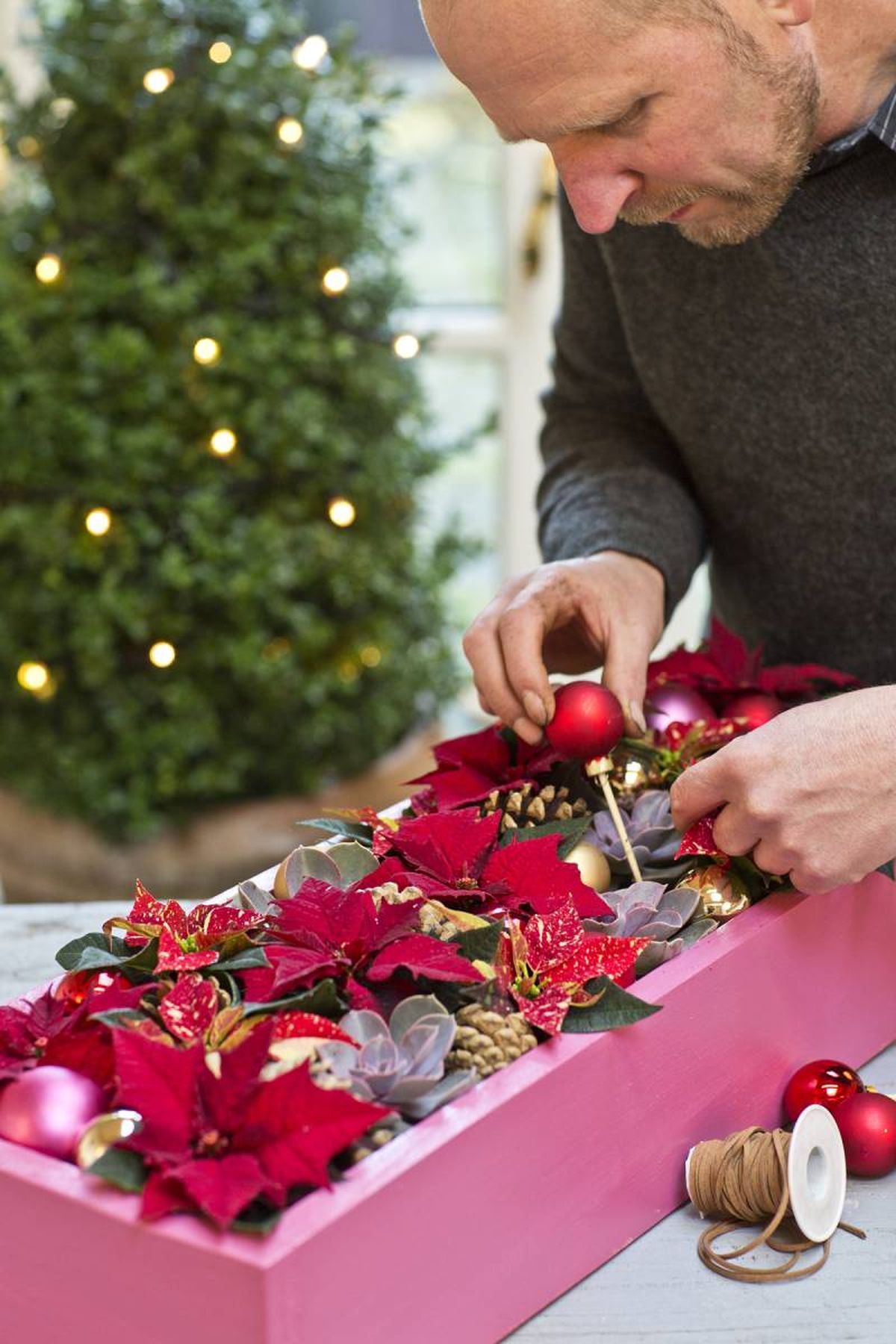 Meter las bolas de Navidad en el centro.