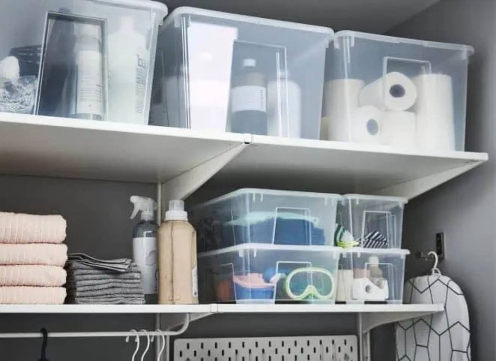 Utiliza cajas o recipientes transparentes para visualizar el contenido.