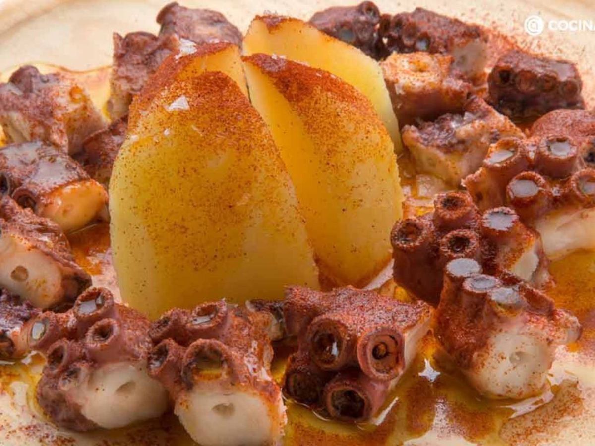 Otra receta tradicional de Galicia es el pulpo a la gallega, servido con patatas, pimentón y aceite de oliva.