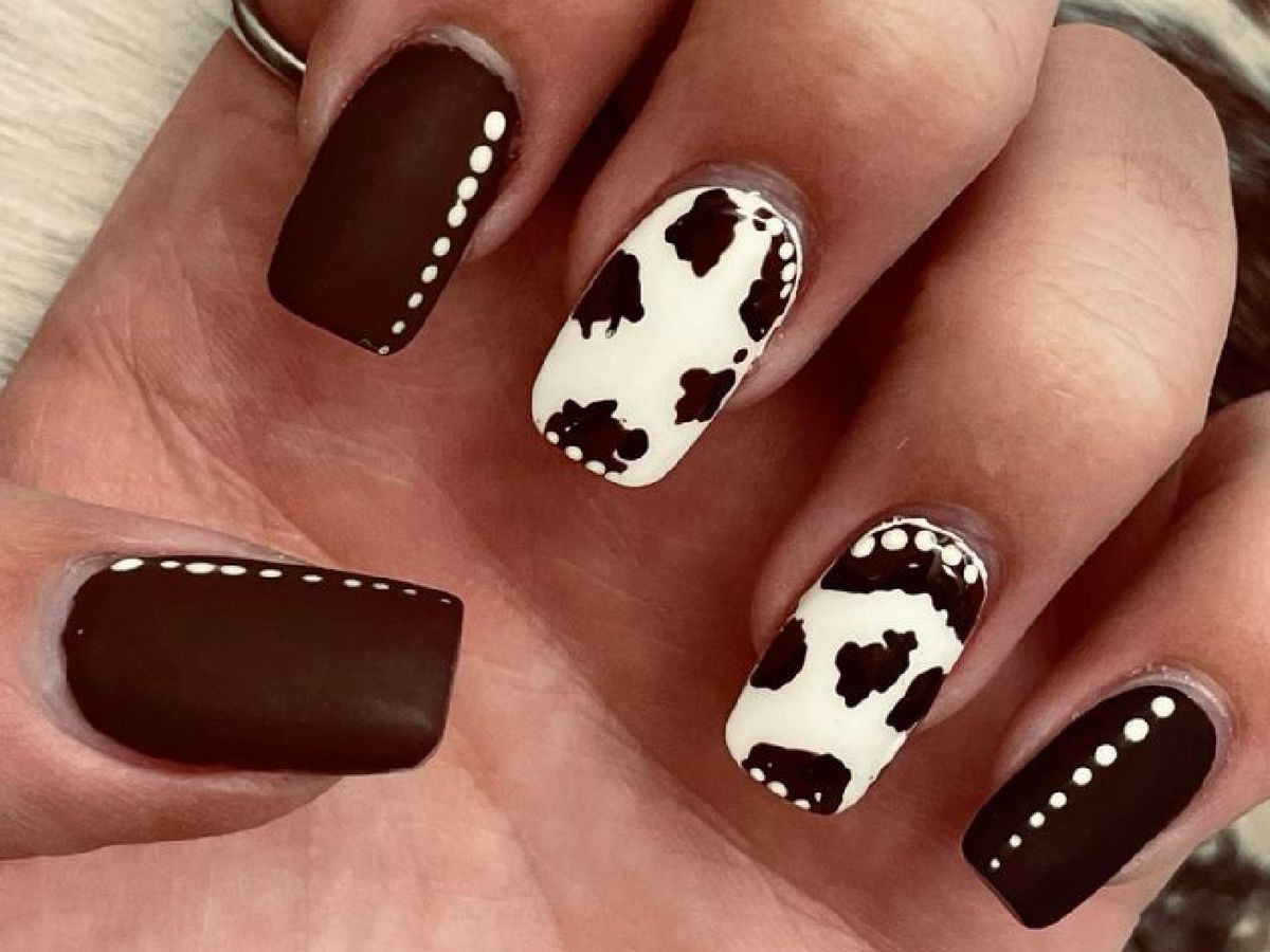 Manicura de animal print con estampado de piel de vaca