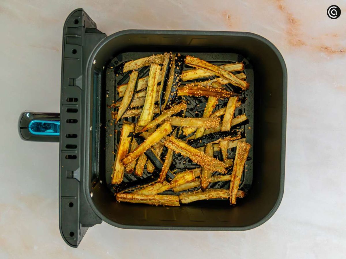 Revisa la cocción de las berenjenas en freidora de aire