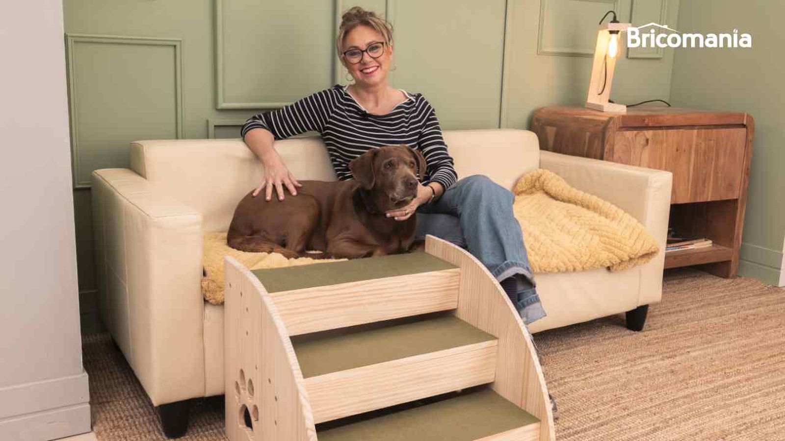 Yolanda Alzola con la escalera para perros que ha construido