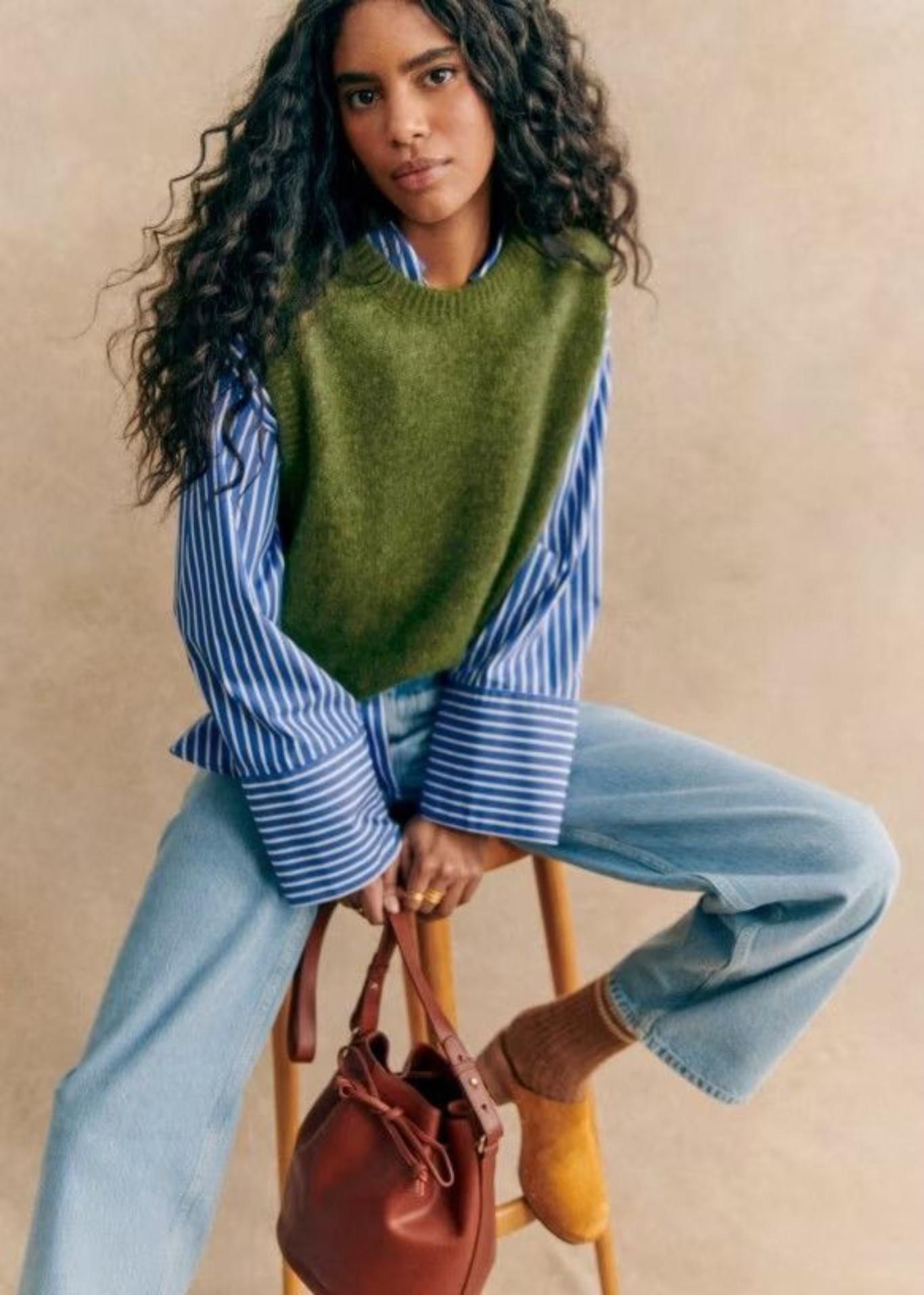Camisa de rayas azules con chaleco verde.
