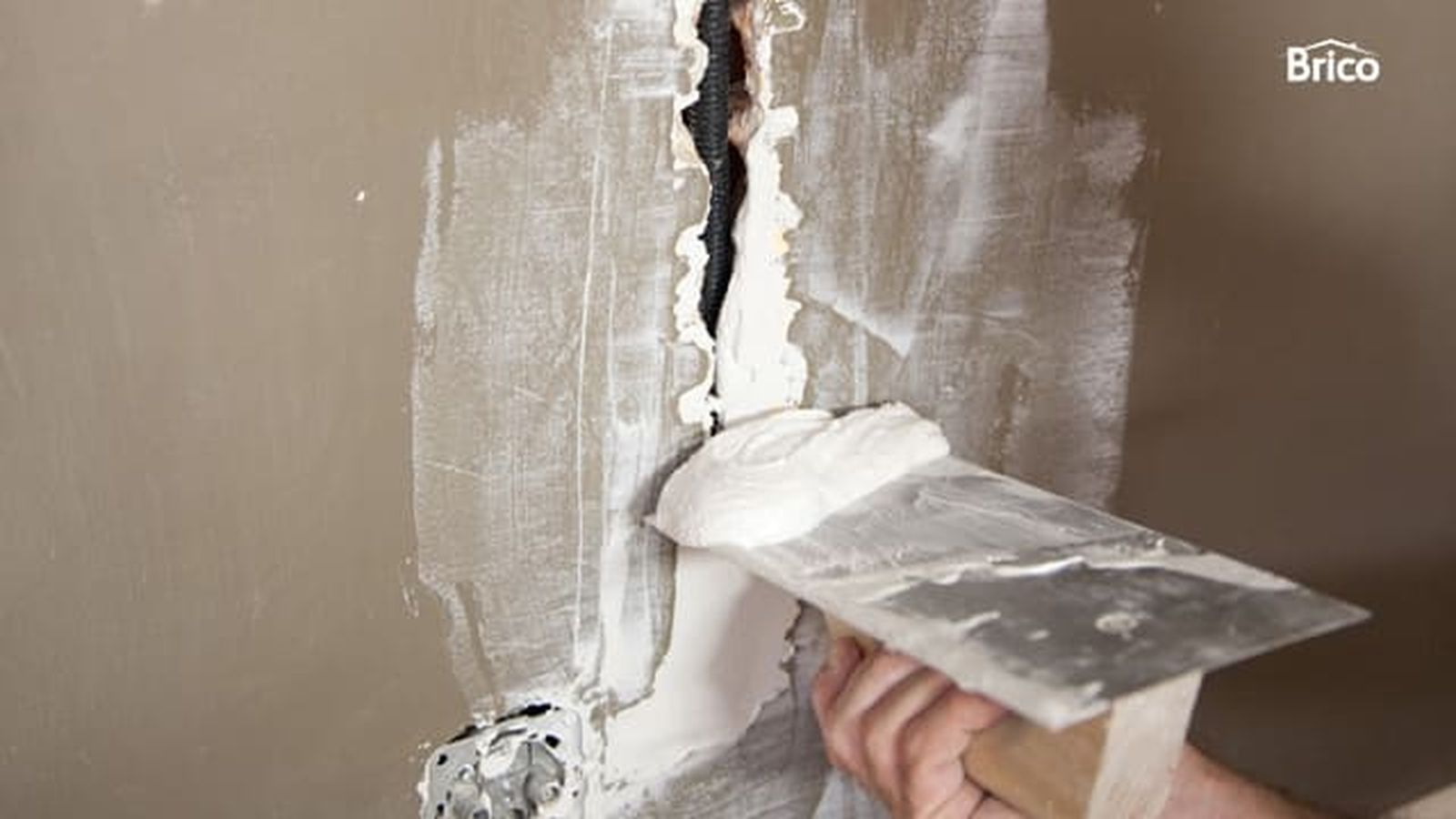 brico 0577 colgar tv pared sin que se vean los cables paso8