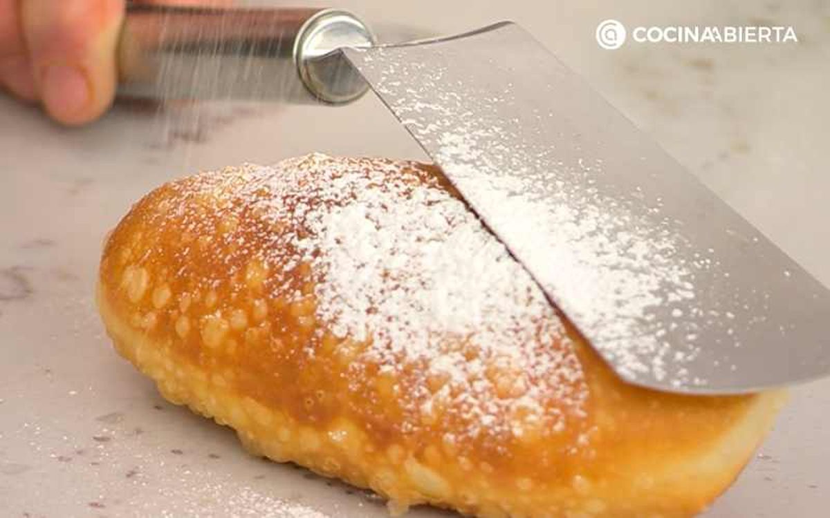 Decora con azúcar glas las donas rellenas de chocolate