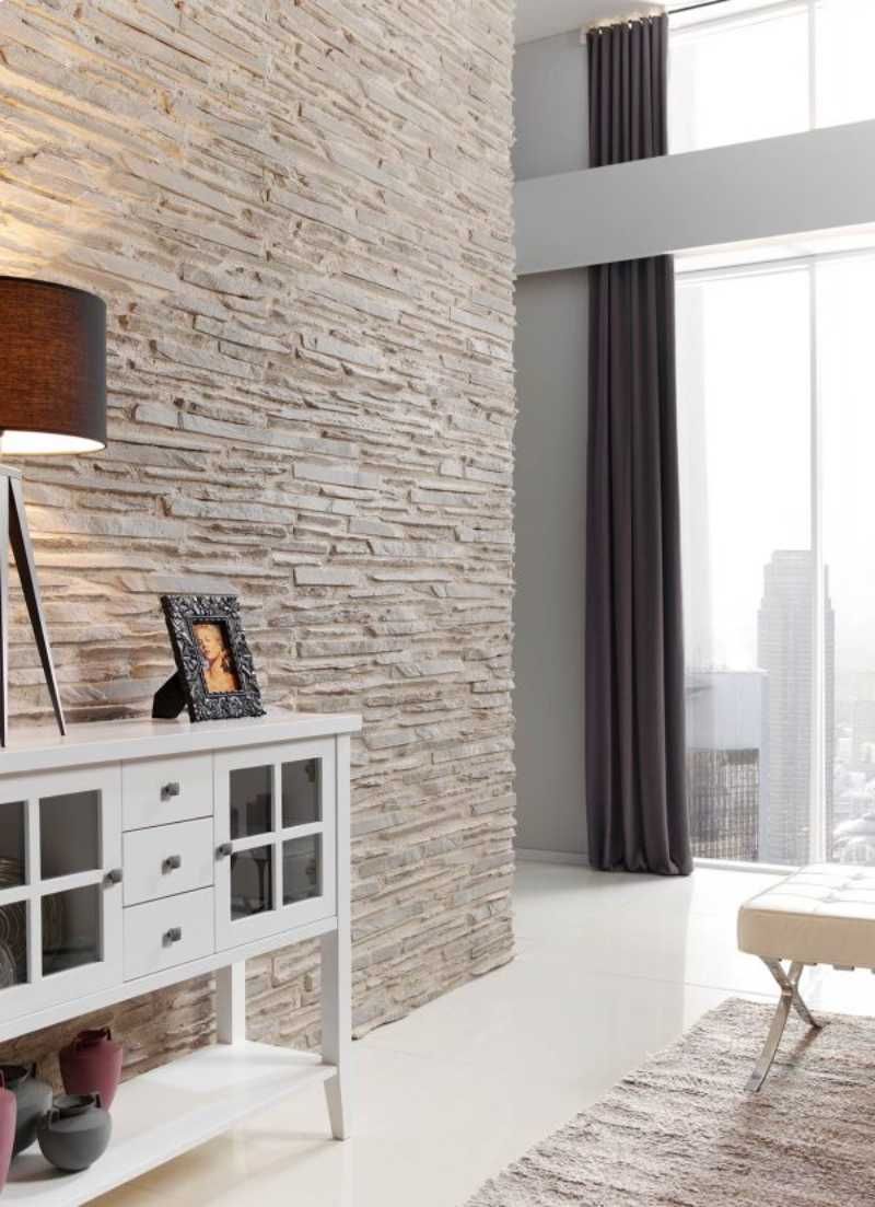 Salón con pared decorada con panel de piedra.