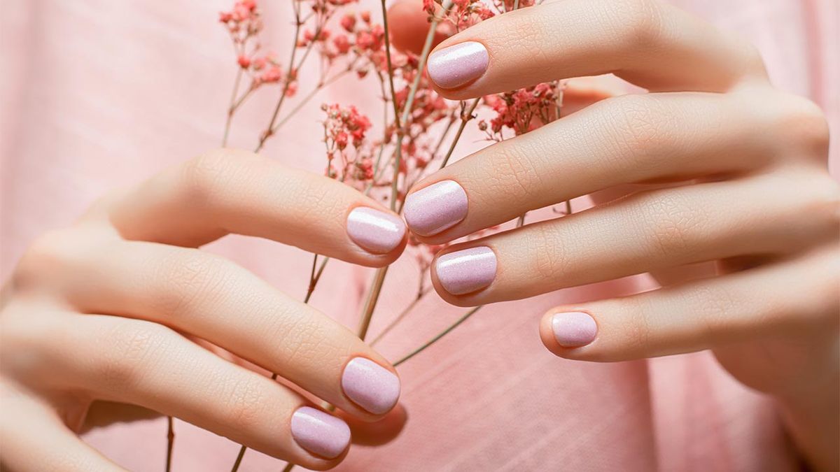 tendencia de las manicuras de unas cortas como pintarlas portada